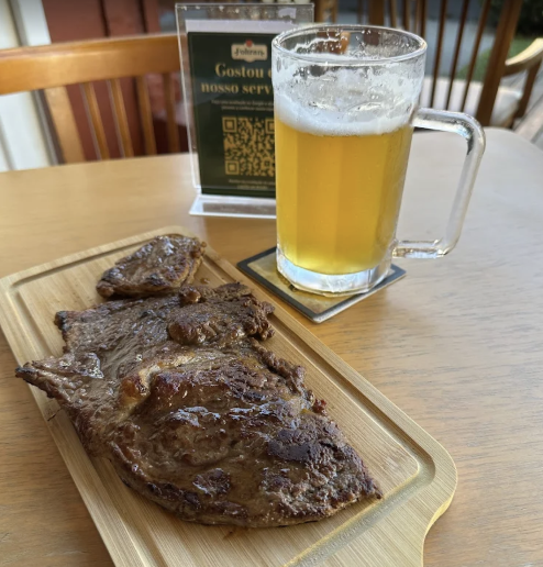 Carnes grelhadas com chopp gelado